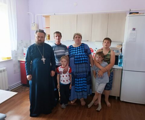 Отец Олег освятил дом для семьи Румаковых